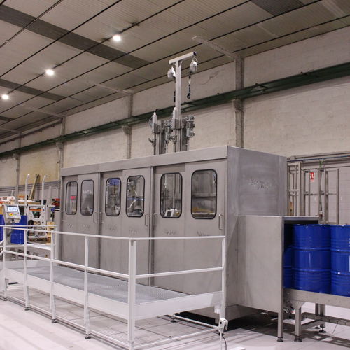 Полностью автоматическая машина розлива и укупорки жидкостей EL2-B.