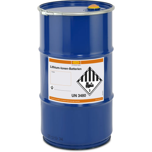 Сбор использованных батареек в металлическом барабане