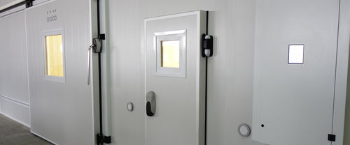 Вход в камеру экологических испытаний