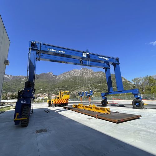 Кран козловой на пневмоколесном ходу IL35 GC 90°RC