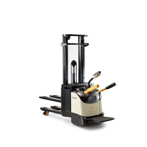 Электрический штабелер ETi 4000 seriesс платформой операторадля транспортировки поддонов